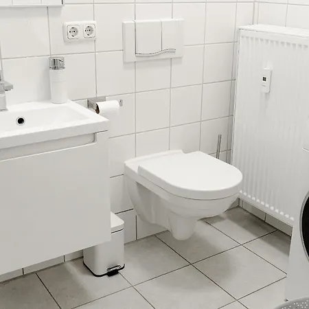 Prima Fuer Bis Zu 7 Gaeste- Stilvolles Im Zentrum Nahe Rathaus - Hochwertige Betten Und Bettwaesche - Voll Ausgestattete Kueche - 4k Smart Tv - Aufzug - Kostenlose Nacht Tiefgarage 20-30 Bis 9-30 Uhr Mit 28 Stellplaetzen Je Nach Appartement Augsburg