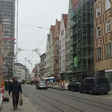 Διαμέρισμα Prima Fuer Bis Zu 7 Gaeste- Stilvolles Im Zentrum Nahe Rathaus - Hochwertige Betten Und Bettwaesche - Voll Ausgestattete Kueche - 4k Smart Tv - Aufzug - Kostenlose Nacht Tiefgarage 20-30 Bis 9-30 Uhr Mit 28 Stellplaetzen Je Nach