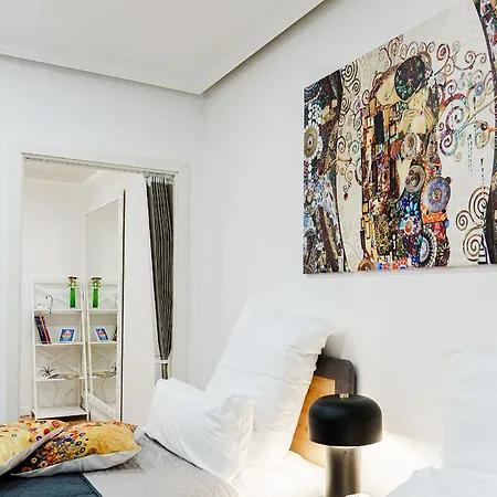 דירה Prima Fuer Bis Zu 7 Gaeste- Stilvolles Im Zentrum Nahe Rathaus - Hochwertige Betten Und Bettwaesche - Voll Ausgestattete Kueche - 4k Smart Tv - Aufzug - Kostenlose Nacht Tiefgarage 20-30 Bis 9-30 Uhr Mit 28 Stellplaetzen Je Nach אוגסבורג