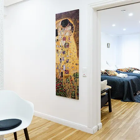 דירה Prima Fuer Bis Zu 7 Gaeste- Stilvolles Im Zentrum Nahe Rathaus - Hochwertige Betten Und Bettwaesche - Voll Ausgestattete Kueche - 4k Smart Tv - Aufzug - Kostenlose Nacht Tiefgarage 20-30 Bis 9-30 Uhr Mit 28 Stellplaetzen Je Nach אוגסבורג