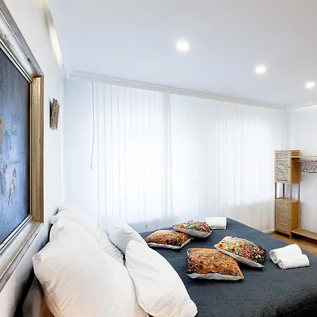 Διαμέρισμα Prima Fuer Bis Zu 7 Gaeste- Stilvolles Im Zentrum Nahe Rathaus - Hochwertige Betten Und Bettwaesche - Voll Ausgestattete Kueche - 4k Smart Tv - Aufzug - Kostenlose Nacht Tiefgarage 20-30 Bis 9-30 Uhr Mit 28 Stellplaetzen Je Nach