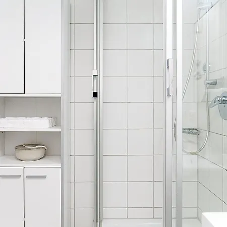 Prima Fuer Bis Zu 7 Gaeste- Stilvolles Im Zentrum Nahe Rathaus - Hochwertige Betten Und Bettwaesche - Voll Ausgestattete Kueche - 4k Smart Tv - Aufzug - Kostenlose Nacht Tiefgarage 20-30 Bis 9-30 Uhr Mit 28 Stellplaetzen Je Nach *