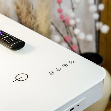 Prima Fuer Bis Zu 7 Gaeste- Stilvolles Im Zentrum Nahe Rathaus - Hochwertige Betten Und Bettwaesche - Voll Ausgestattete Kueche - 4k Smart Tv - Aufzug - Kostenlose Nacht Tiefgarage 20-30 Bis 9-30 Uhr Mit 28 Stellplaetzen Je Nach דירה