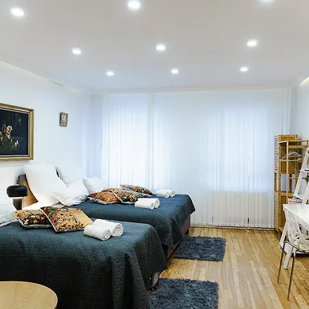 Apartmán Prima Fuer Bis Zu 7 Gaeste- Stilvolles Im Zentrum Nahe Rathaus - Hochwertige Betten Und Bettwaesche - Voll Ausgestattete Kueche - 4k Smart Tv - Aufzug - Kostenlose Nacht Tiefgarage 20-30 Bis 9-30 Uhr Mit 28 Stellplaetzen Je Nach Augsburg