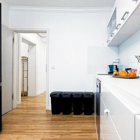 Prima Fuer Bis Zu 7 Gaeste- Stilvolles Im Zentrum Nahe Rathaus - Hochwertige Betten Und Bettwaesche - Voll Ausgestattete Kueche - 4k Smart Tv - Aufzug - Kostenlose Nacht Tiefgarage 20-30 Bis 9-30 Uhr Mit 28 Stellplaetzen Je Nach * Augusta