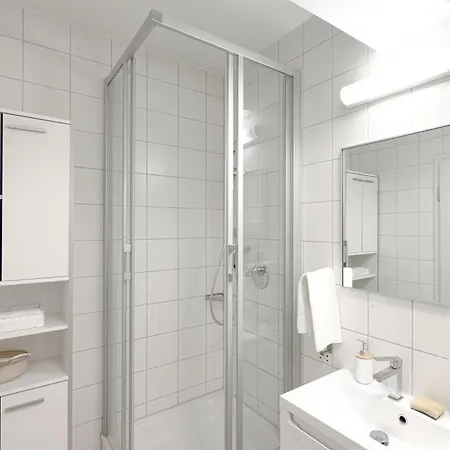 דירה Prima Fuer Bis Zu 7 Gaeste- Stilvolles Im Zentrum Nahe Rathaus - Hochwertige Betten Und Bettwaesche - Voll Ausgestattete Kueche - 4k Smart Tv - Aufzug - Kostenlose Nacht Tiefgarage 20-30 Bis 9-30 Uhr Mit 28 Stellplaetzen Je Nach אוגסבורג